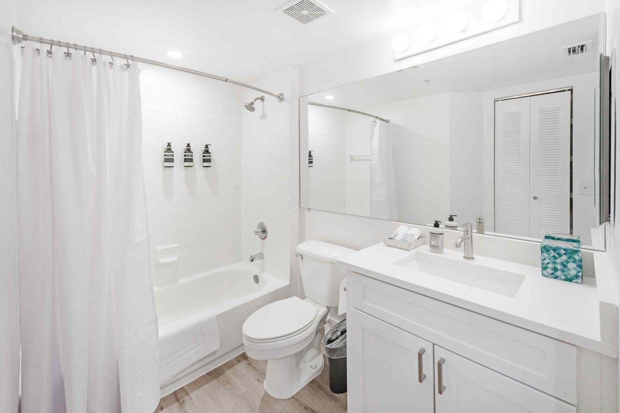 Stunning Centrally Located Apartments At New River Cove In South Florida فورت لودرديل الغرفة الصورة